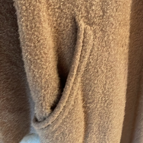 Barefoot Dreams CozyChic Lite Island Wrap, Taupe. Size L/XL - Picture 5 of 8